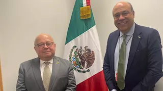 وزير الطيران: تطوير البنية التحتية وتبني التكنولوجيا الحديثة ركيزة لدعم النقل الجوي العالمي