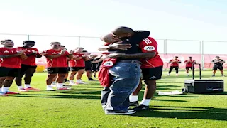 في لحظة مؤثرة.. لاعبو إشبيلية يحتفلون بشفاء زوجة ماركاو من السرطان (صور وفيديو)