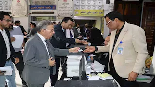 نقيب الأطباء يدلي بصوته في انتخابات التجديد النصفي للنقابة