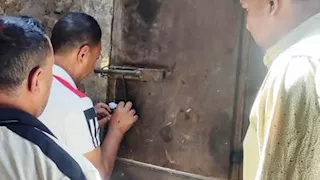 بالصور- غلق وتشميع مخزن خردة مخالف بأسوان لضبط نفايات طبية بداخله 