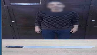 فيديو لعاطل يهدد المارة بسلاح أبيض يثير الجدل بالقاهرة