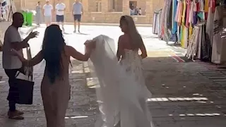 "الورد كانشح".. أهالي الأقصر يزفون عروسة أجنبية فى معبد الكرنك -صور