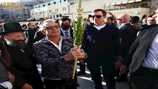 فيديو وصور.. ويتكوف وكوشنر وابنة ترامب يزورون حائط البراق 