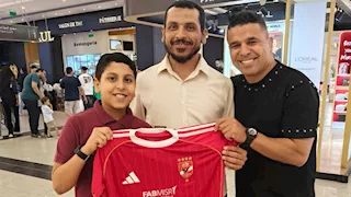 الغندور يهدي قمصان الأهلي للجماهير في المول.. ما القصة؟