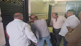 بالصور- غلق وتشميع مخزن أغذية بساحل سليم لمخالفته اشتراطات الصحة