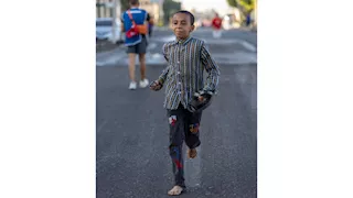 "حلمه يتصور مع المحافظ".. قصة طفل حافي يشعل السوشيال بماراثون الأقصر