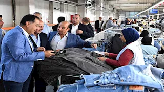 رئيس الوزراء يتفقد مصنع "تي آند سي" للملابس الجاهزة