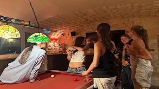 كنزي عمرو دياب تنشر صورا مع صديقاتها والجمهور يغازلها 