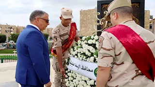 محافظ الإسماعيلية يكرم الشهداء بوضع إكليل زهور في العيد القومي (صور)