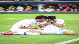 انفجر في البكاء وكشف عن وشم.. لاعب يوجه رسالة إلى والده المتوفي (صور)