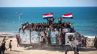 بالفيديو.. مصر تسيّر 100 شاحنة لدعم عودة النازحين إلى شمال غزة