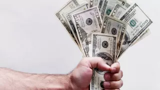 احذر من مكالمات الاحتيال.. رجل يفقد ثروته خلال دقائق