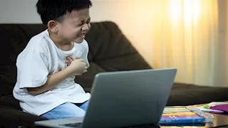 طفل يتعرض لسكتة قلبية بعد تلقيه التطعيم.. ما القصة؟