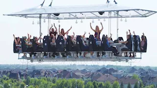 أغرب مطعم في العالم.. الزبائن يأكلون وهم معلّقون في الهواء