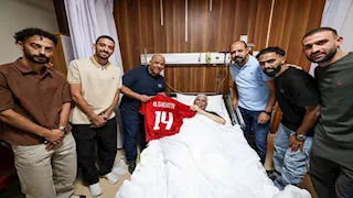 اسمه ورقمه بالتيشرت الأحمر.. تفاصيل زيارة وفد النادي الأهلي لحسن شحاتة (صور)
