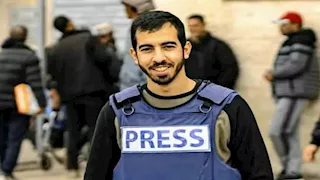 لحظة تشييع جثمان الصحفي صالح الجعفراوي (فيديو)