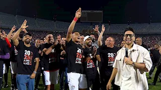 حمادة هلال يحتفل مع لاعبي منتخب مصر بالتأهل لكأس العالم 2026.. صور