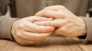 "طارق" يطلب طلاق زوجته: "جابت ناس ربطوني ونزلت معاهم"