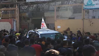 الصليب الأحمر يتسلم 13 أسيرًا إسرائيليًا ضمن الدفعة الثانية