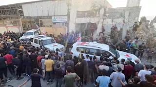 لحظة تسليم المقاومة 7 أسرى إسرائيليين إلى الصليب الأحمر بمدينة غزة (صور- فيديو)