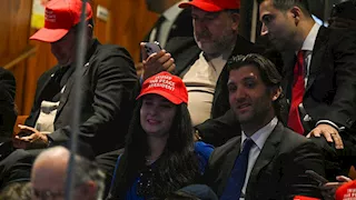أعضاء الكنيست الإسرائيلي يرتدون قبعات ترامب الحمراء (صورة)
