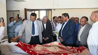 بالصور- محافظ قنا يزور مصابي حادث أتوبيس عمال الألومنيوم 