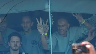 الأسرى الفلسطينيون المفرج عنهم يرفعون شارات النصر (صور)