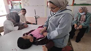 بالصور.. فحص 7500 طالب في اليوم الأول لحملة الفحص الطبي بمدارس المنيا