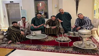 "بالزي المغربي".. لاعبي منتخب مصر الثاني يشاركون مجموعة من الصور مع أحمد حسن والحضرى