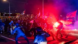   أصيب 18 شرطيا.. اشتباكات عنيفة في العاصمة السويسرية برن خلال مظاهرة مؤيدة لفلسطين