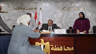 هموم الناس على مكتب محافظ سوهاج.. وقرارات فورية لحل الشكاوى- صور 