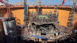 إنجاز جديد في مشروع الضبعة النووي.. تركيب "مكوّن محوري" داخل أول مفاعل