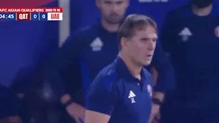 8 صور لموقف طريف لمدرب منتخب قطر في مباراته أمام الإمارات