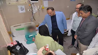 بالصور ـ محافظ أسيوط يزور الأطفال المصابين في حادث سقوط "تروسيكل" بقرية سلام