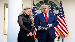 ترامب يمنح أرملة تشارلي كيرك وسام الحرية