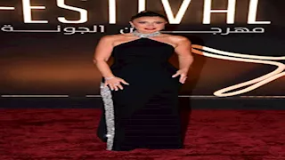 إطلالة جريئة.. نجلاء بدر تخطف الأنظار بفستان مكشوف في مهرجان الجونة