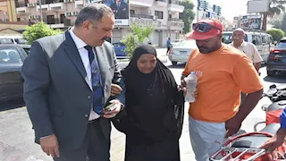 سيدة لرئيس شركة المياه بالأقصر: "عايزة أعين ابني".. والأخير: "طلباتك أوامر يا حجة" -صور