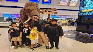 محمد العمروسي ينشر صورة مع مي فاروق وأبنائهما: "العائلة هي الكنز الحقيقي"