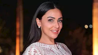 فتحة ساق جريئة وقصة شعر عصرية.. ميس حمدان تلفت الأنظار في مهرجان الجونة