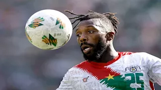 "بسبب نيجيريا".. مدافع بوركينا فاسو يهاجم الاتحاد الإفريقي والفيفا