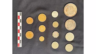 اكتشاف كبسولة رصاصية نادرة تحتوي على عملات تاريخية بالإسكندرية