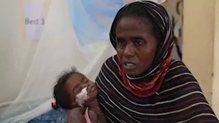 لم تستطع أن تنقذهما معاً.. أمٌّ سودانية تضطر للاختيار بين علاج طفلتيها التوأم