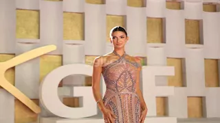 تارا عماد تتألق بإطلالة أنيقة في ثاني أيام الجونة