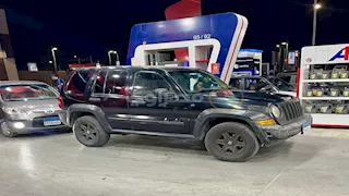 قبل ساعات من زيادة أسعار البنزين.. زحام أمام محطات الوقود -(صور)