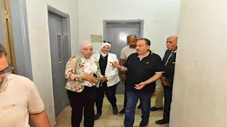 بالصور- محافظ أسيوط يتفقد وحدة رعاية الأطفال ويوجه بتطويرها 