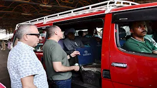 نائب محافظ أسوان يتابع مواقف السيرفيس والوقود والتعريفة الجديدة (صور)