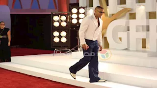 بيلعب بتفاحة على الريد كاربت..حسن أبو الروس يثير الجدل بالجونة السينمائي