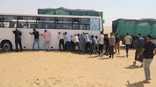  بعد أزمة معلمي الاتوبيس.. الوادي الجديد تدفع بمعدات لإزالة الرمال المتحركة -صور