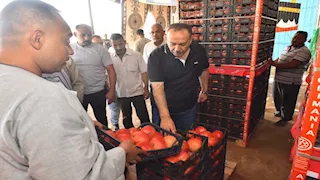 بالصور- جولة ميدانية لمحافظ أسيوط لمتابعة مراكز تصدير الرمان بقرية بويط 