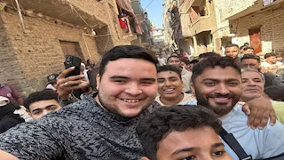 بالصور- تامر حسني يحقق أمنية طفلة مريضة بالسرطان في القليوبية 